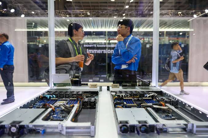The Chip-Stock Slide Isn’t Over. The AI Trade Is Still Under Pressure. But ‘No One Is Short’