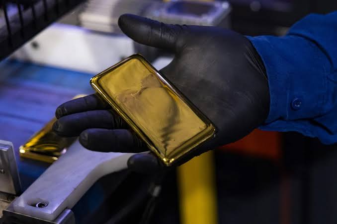 Gold Falls as Trump Threatens Escalation of US Attacks on Iran