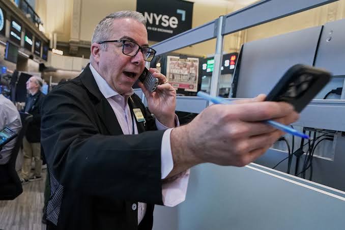 US stocks drift near their records in mixed trading after oil prices fall