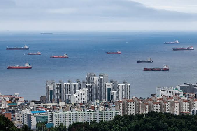 Oil’s Supply Wave, Tumbling Prices Rekindle Fears of Global Glut