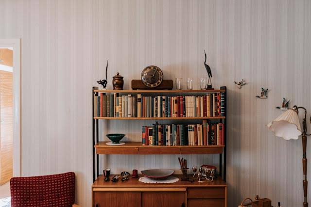 21 "Everyday" Things in Your Grandma’s Living Room That Are Shockingly Valuable