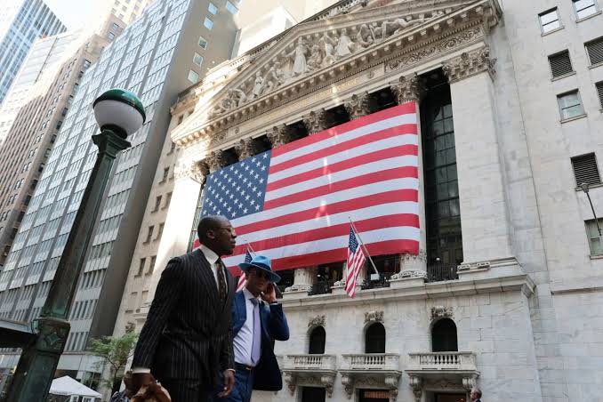 Oil rises, U.S. stock futures inch higher as Wall Street looks to extend its winning streak