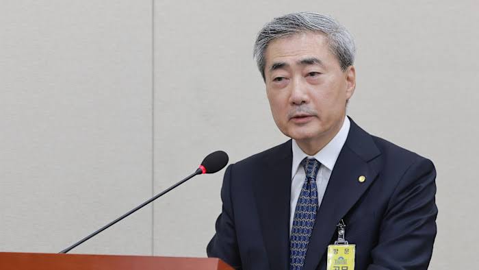 South Korea stocks slump after first rate rise in 3 years
