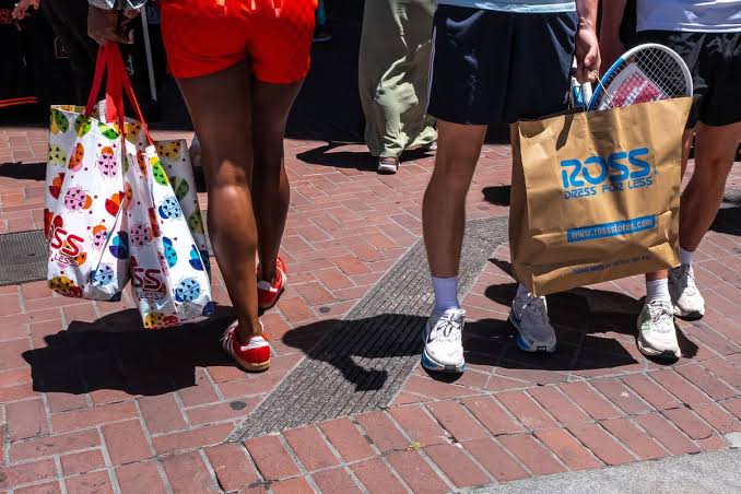 Economists Lift US Core Inflation Forecasts, See Fed on Hold
