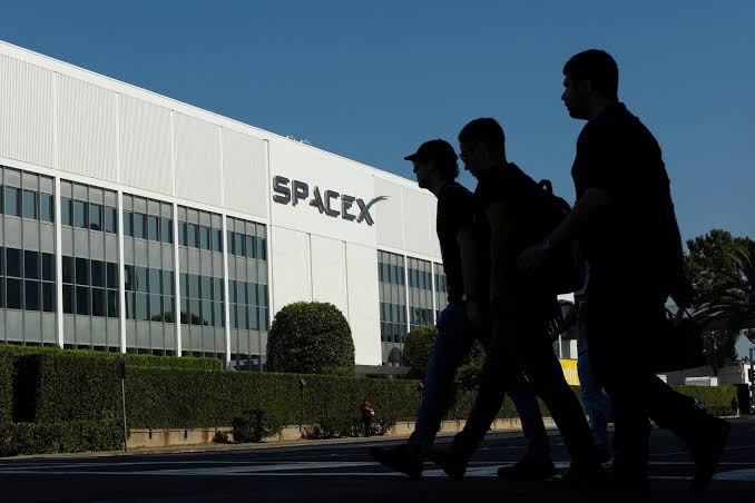 SpaceX turns to bond market to raise capital, reports $100.8 billion cash