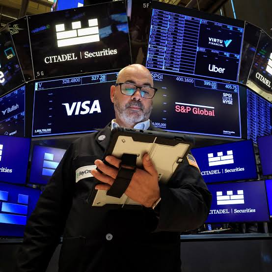 Nasdaq, S&P end lower as tech stocks fall