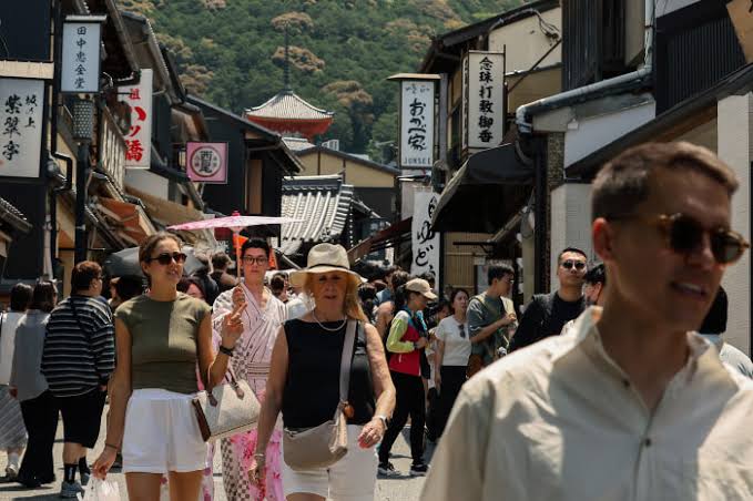 Japanese Yen Falls to 40-Year Low, Pleasing Tourists but Worrying Tokyo