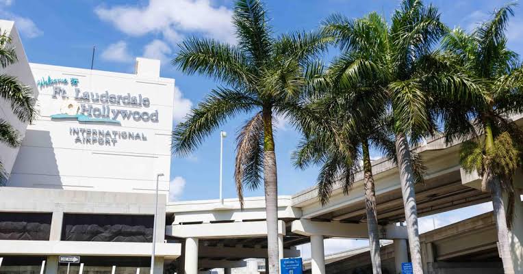 Air traffic controller calls pilot "insane" after apparent close call at Florida airport