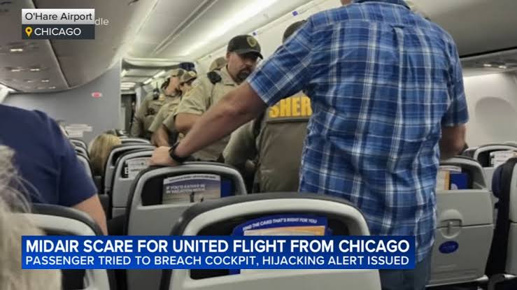 United flight diverted to Madison: Man tries to breach cockpit of United Airlines flight 2005 from Chicago, forces hijacking alert