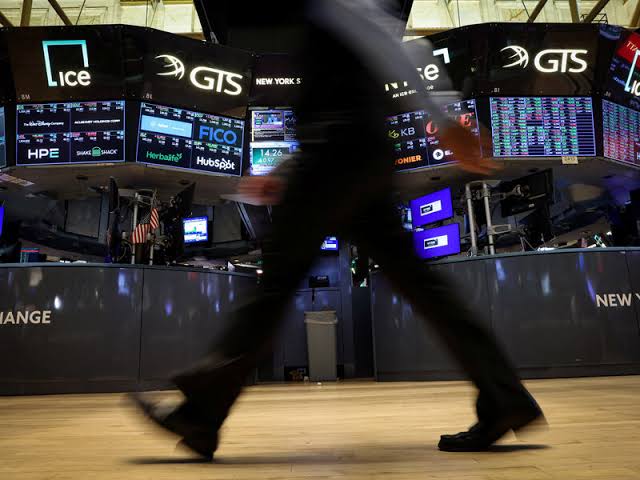 Stocks Sink on Anxiety About Tech and A.I. Spending