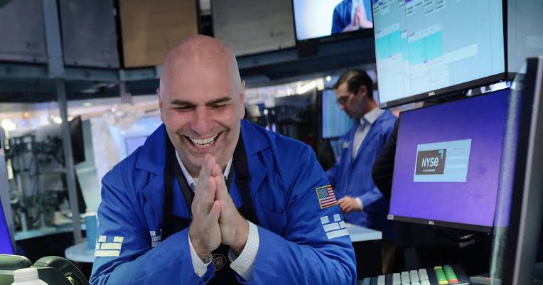 Dow soars 900 points on strong corporate earnings and hopes of Iran deal