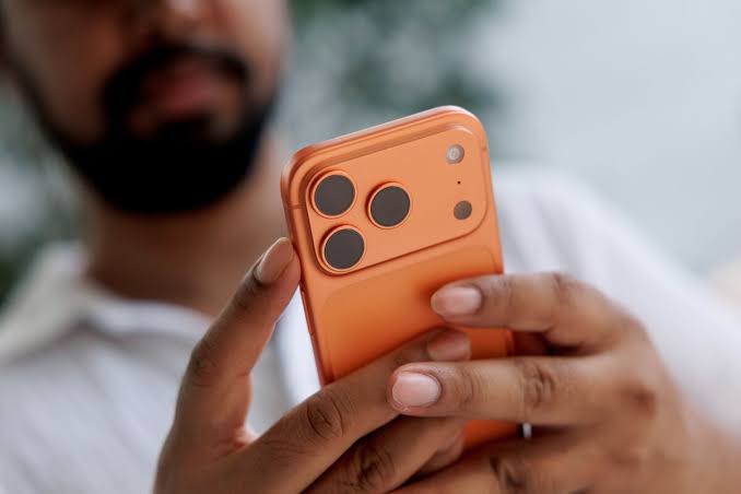 Apple’s Glass-Centric 20th-Anniversary iPhone Remains on Track for 2027