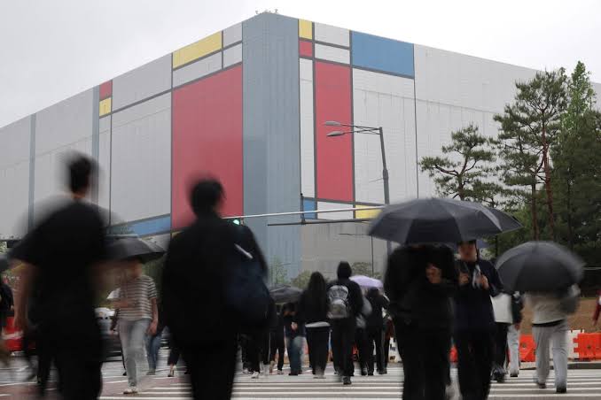 Samsung workers approve pay deal, shares surge