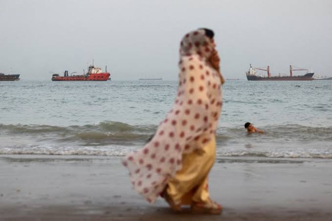 Oil Futures Edge Down as Ships Move Toward Hormuz