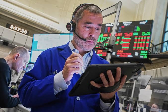 US stocks rise to records after a solid jobs report overshadows higher oil prices