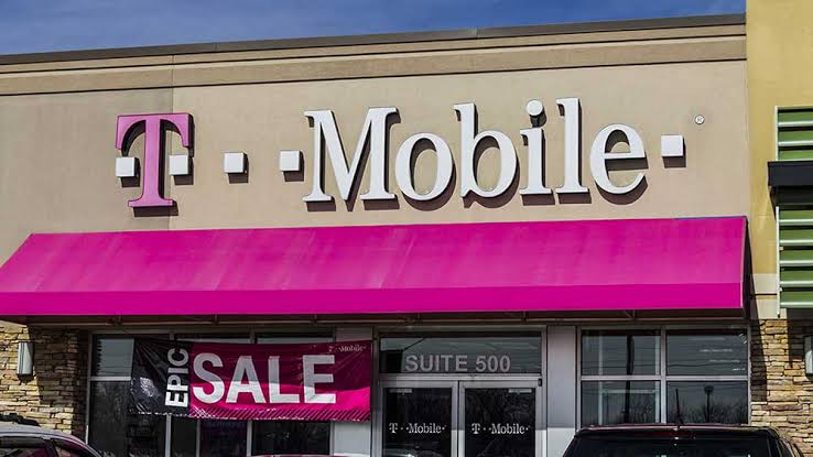 T-Mobile Falls Despite Earnings Beat. CEO Shoots Down Expanded Starlink Deal.