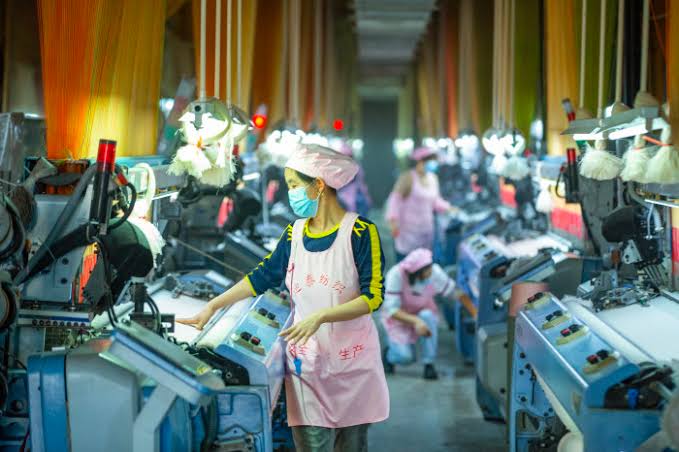 China’s Manufacturing Activity Expands, Buoyed by Exports