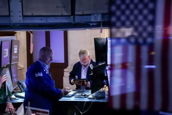 U.S. Stocks Slide as Oil Hits $100, While Tech Selloff Deepens