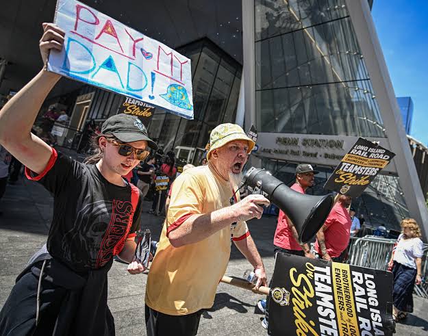 The great derail: Hochul, LIRR unions trade rage over rail strike shutdown ahead of Monday commute