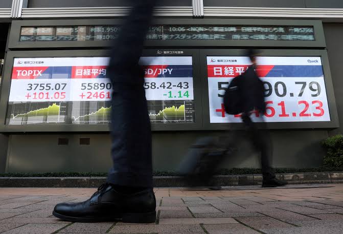 Oil eyes weekly drop on Hormuz deal hopes; AI sends stocks to record highs