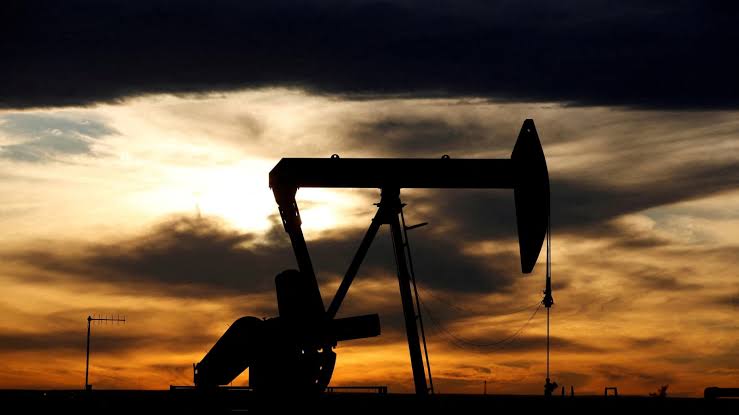Oil prices fall as U.S.-Iran dialogue hopes ease supply concerns