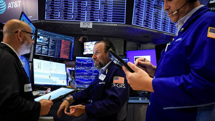S&P 500 closes slightly lower on Monday, weighed down by rising oil prices