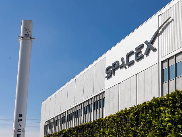 SpaceX lands a $4 billion deal right before its IPO