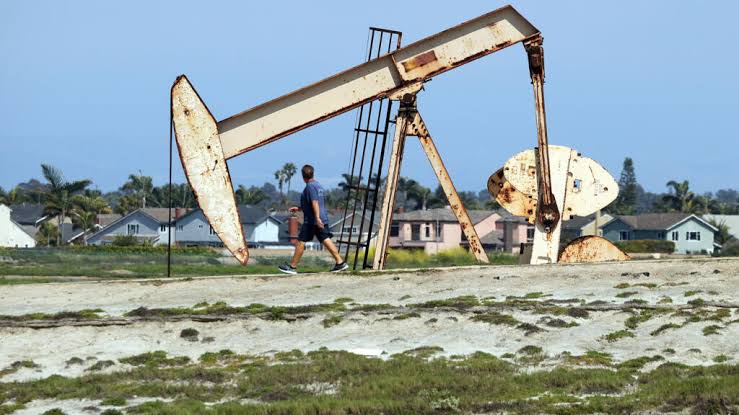 Oil extends gains after latest US strikes, tech suffers more losses