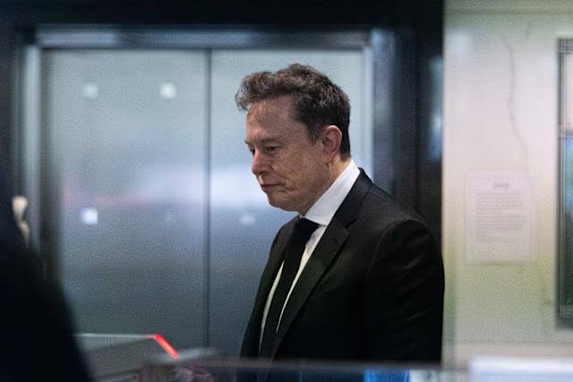 Elon Musk Says He Isn’t Selling His SpaceX Shares as IPO Looms