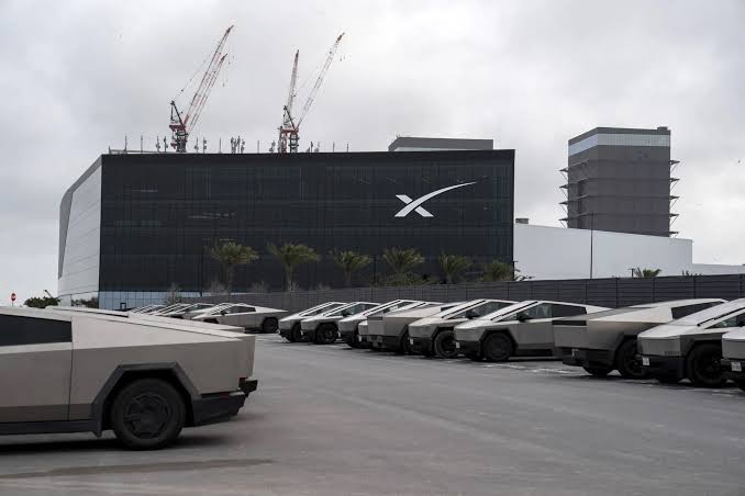 SpaceX Flags Big Ambitions to Take On AT&T, Verizon and T-Mobile