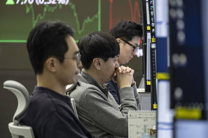 Korean Stocks Tumble as AI Trades Unwind, Threatening Bull Run