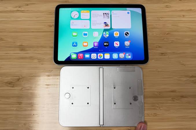 Apple Is Setting Its New CEO Up to Be Synonymous with the $2,000 Foldable iPhone, Report Says