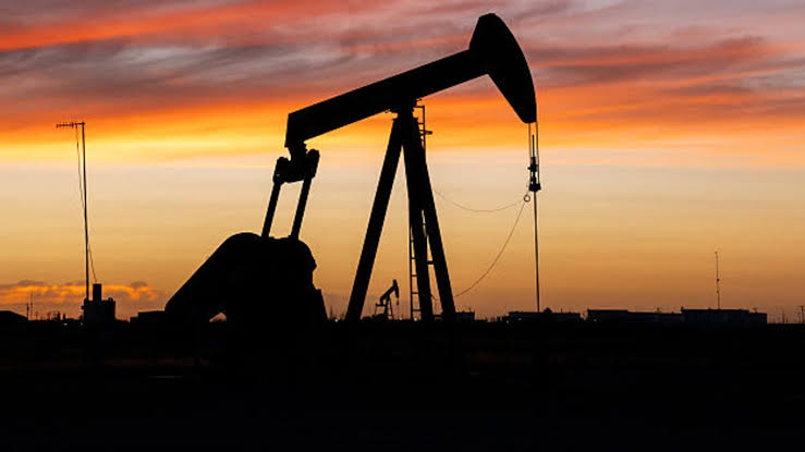Oil prices post weekly gain as Middle East supply risks persist