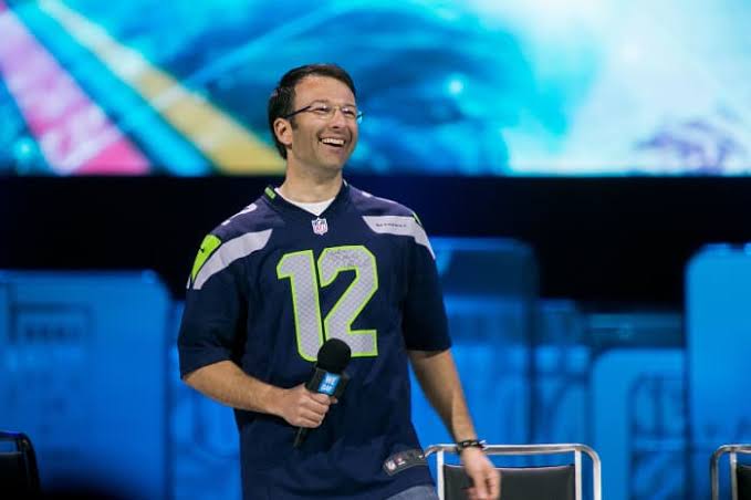 Is Microsoft a Must-Have or a Must-Sell? Hedge Funds Take Sides.