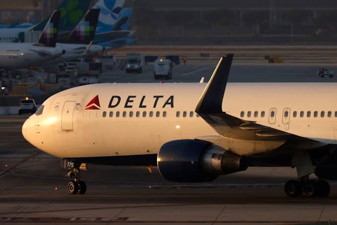 Felt a ‘big bang’: Firework strikes Delta flight landing in Chicago