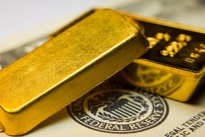 Fed’s Hawkish Hold Splits Metals: Gold Gains, Silver Falls