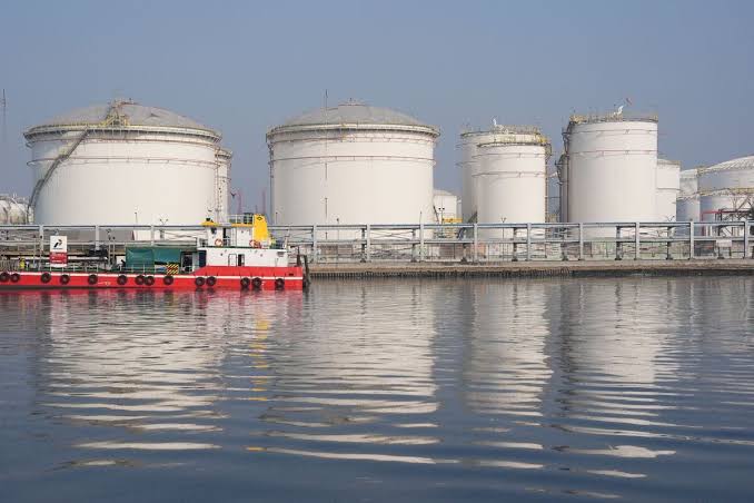 Oil Climbs, US Futures Dip on Fresh Iran Strikes: Markets Wrap