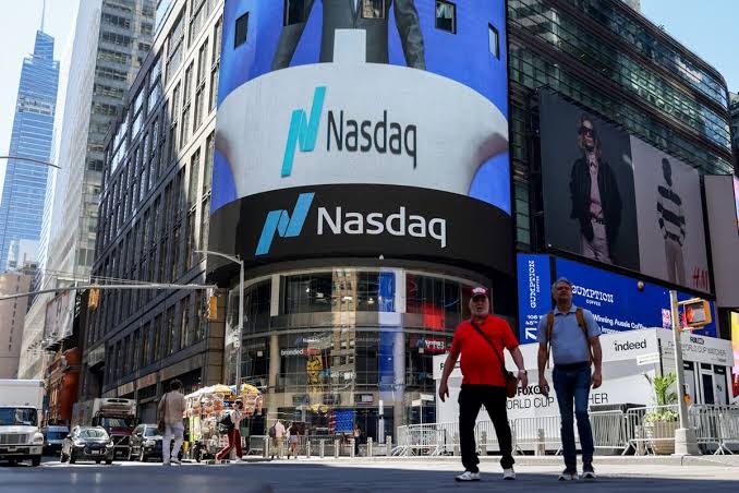 US Stock Futures Resume Declines as AI Concerns Stall Tech Rally