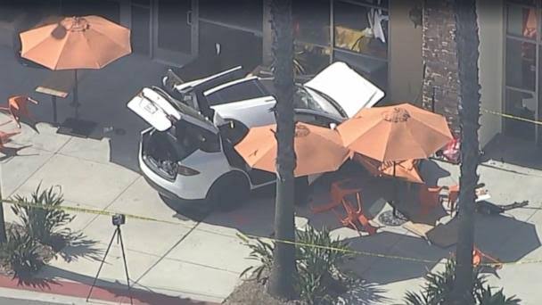 Car crashes into cafe in Simi Valley, killing 1 and injuring 5