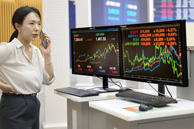 Asian Stocks Fall as Kospi Hit by Selloff in Chips: Markets Wrap