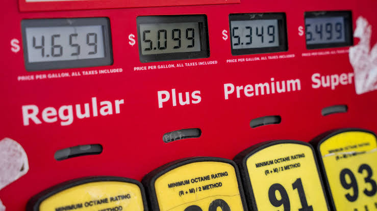 Gas prices fall below $4 per gallon as oil loses steam