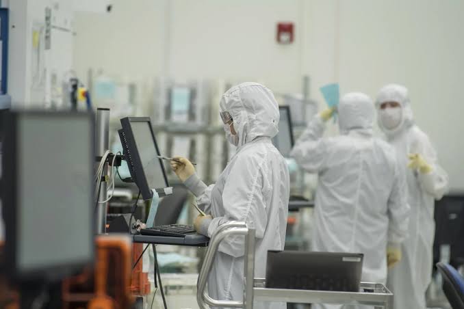 US Futures Drop as Focus Turns on Chipmaker Earnings, Inflation