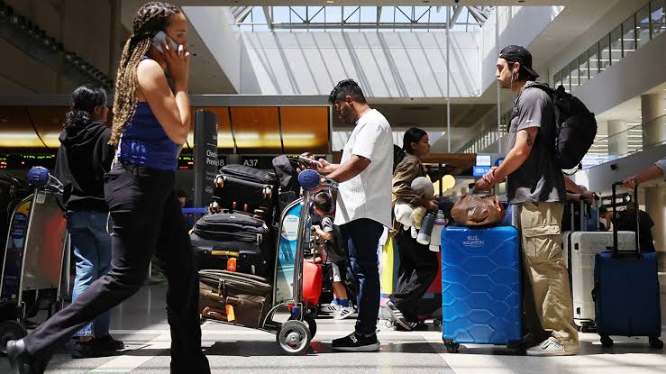 United Airlines checked bag fees climbs $10-50 as fuel prices nearly double since Iran war