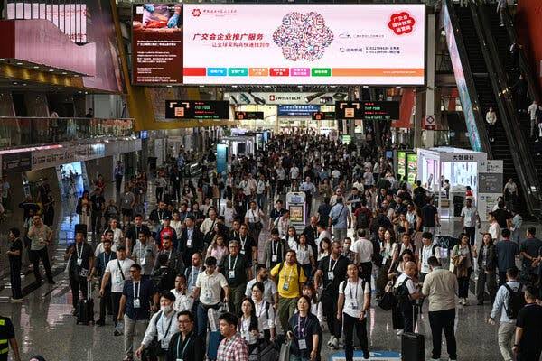 China’s Economy Leans on Infrastructure as Consumers Pull Back