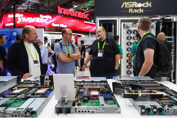Chip Stocks Slide Friday—Memory Favorites Micron, Sandisk Among the Big Decliners