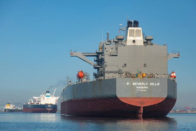 Oil Glut Bets Are Back in Play as Crude Sinks After US-Iran Deal