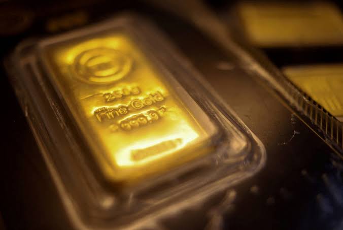 Gold climbs as Middle East peace hopes push oil and dollar lower