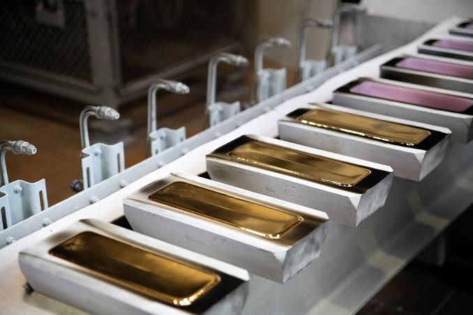 Gold hits seven-week high as weak US jobs data dents rate hike bets
