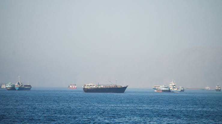 Oil curve points to near-term glut as Hormuz flows rise