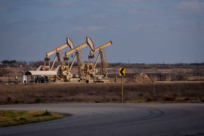 Oil Edges Lower at Open on Tentative Deal to Extend Iran Truce